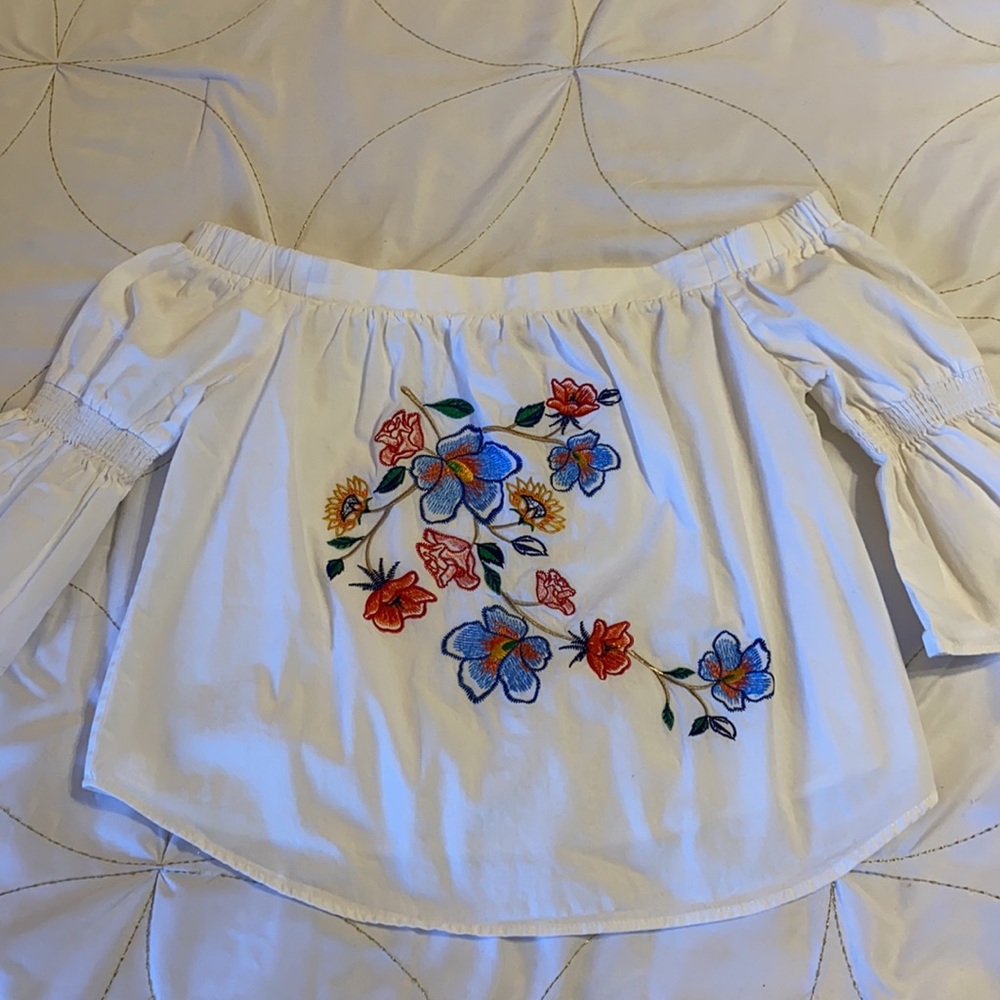 Adorable off the shoulder top with floral print